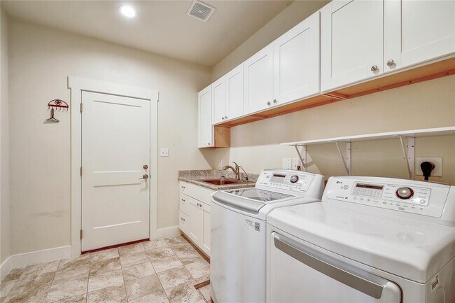 Building Photo - 735 Monarch