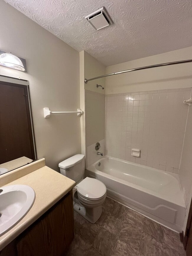 Building Photo - Creve Coeur Lane