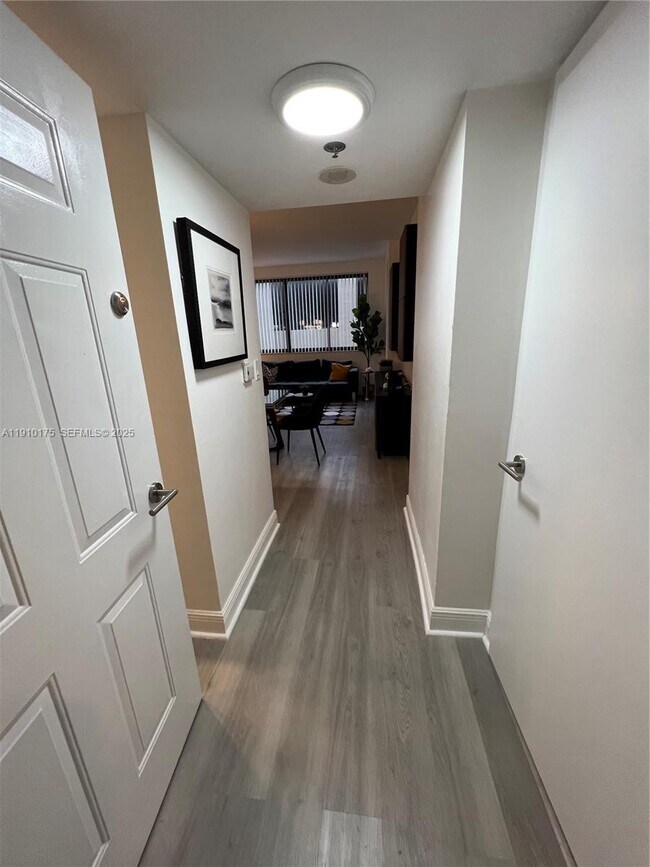 Building Photo - 540 Brickell Key Dr