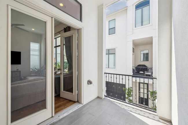 Building Photo - 5729 Larkin St