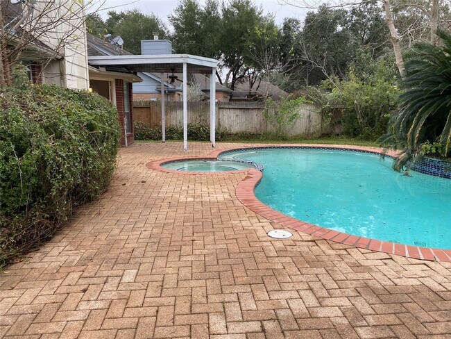 Building Photo - 215 W New Meadows Dr