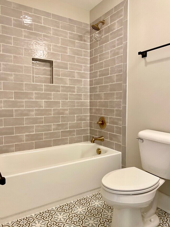 Building Photo - 1001 Thomas Ave