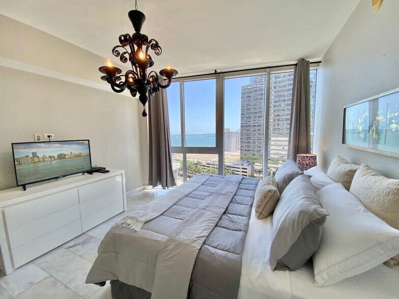 Building Photo - 485 Brickell Ave