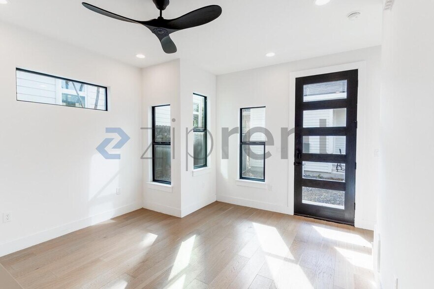 Building Photo - 2916 E 13th St