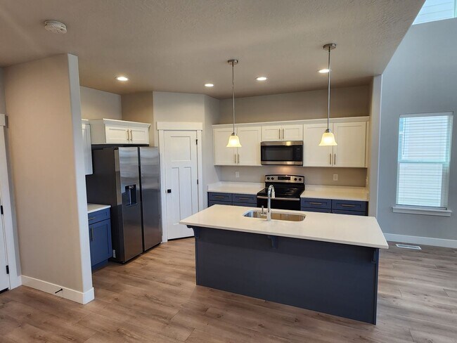 Building Photo - Beautiful  End Unit Townhome In Herriman