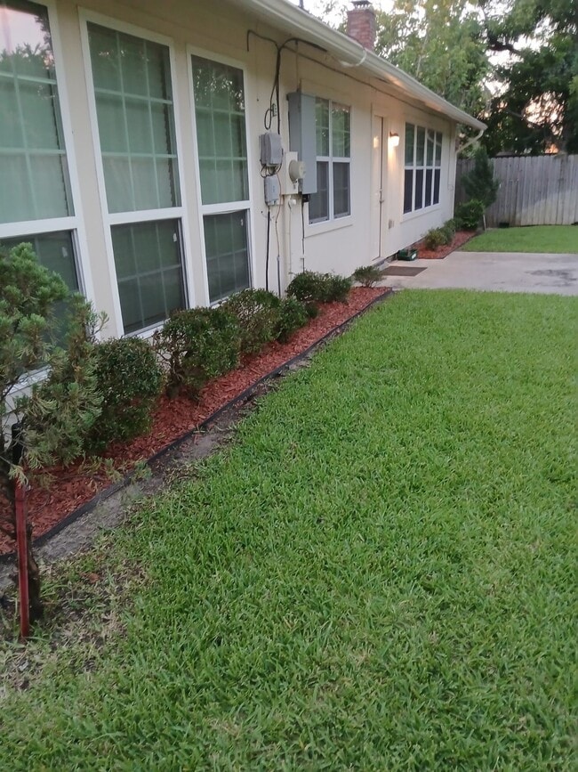 Building Photo - 8110 Streamside Dr