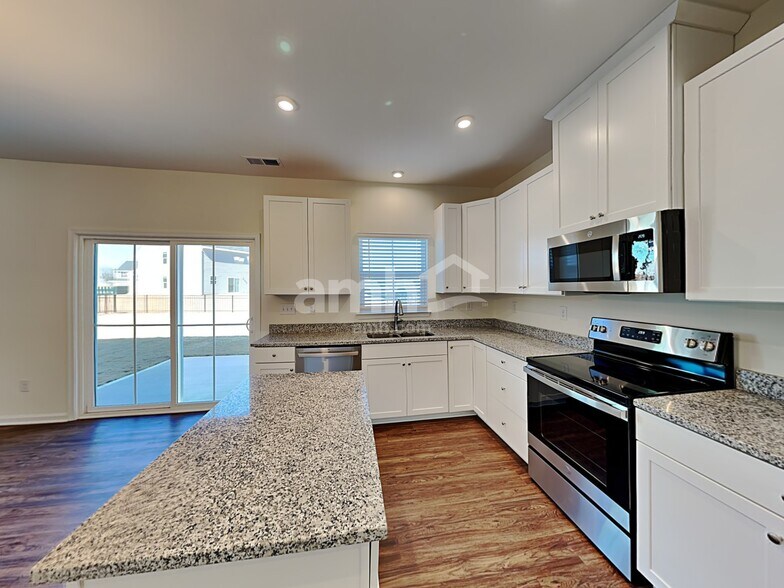Building Photo - 561 Larragan Dr