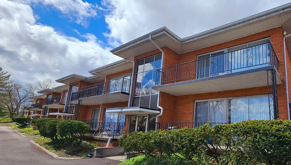 Building Photo - Spacious 2 bedroom 2 bath apartments in Harrison Township!