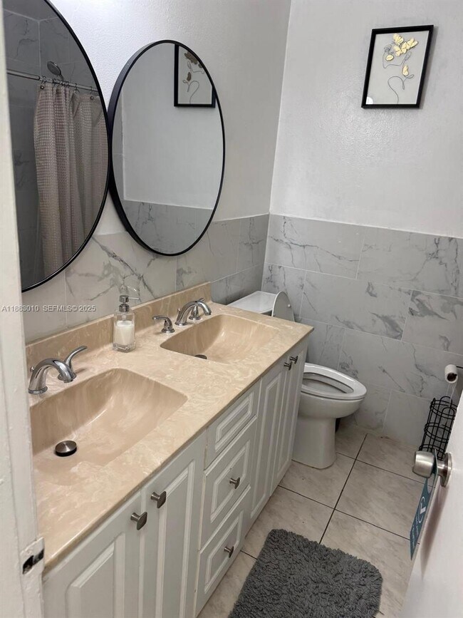 Building Photo - 824 SW 12th Ct