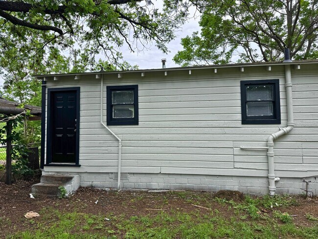 Building Photo - 902 Flood St