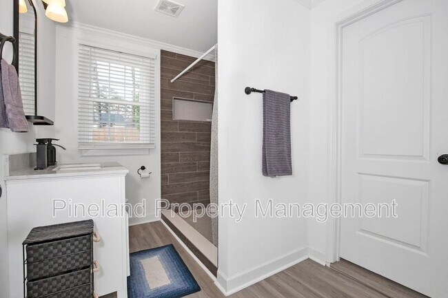 Building Photo - 506 Cross St