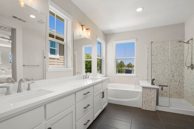 Building Photo - 3893 Villa Vista Pl