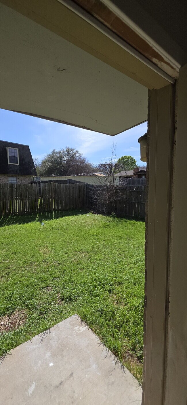 Building Photo - Beautifully remodeled first-floor condo with 2 bed & 2 bath