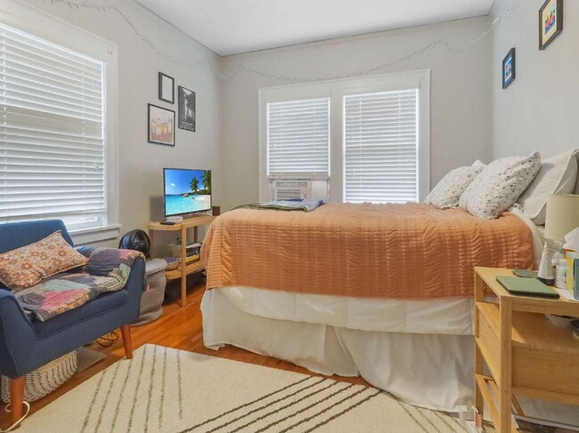 Building Photo - Beautiful Upper Level 3 Bedroom Duplex nea...