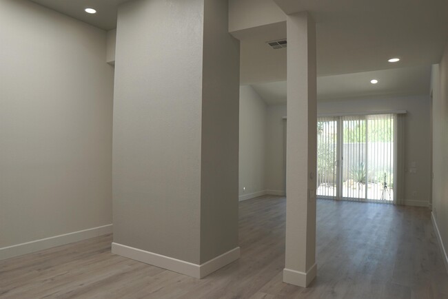 Building Photo - 204 N Hermosa Dr