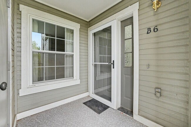 Building Photo - Bright Top-Floor 2 Bed, 2 Bath Condo with Loft & Vaulted Ceilings