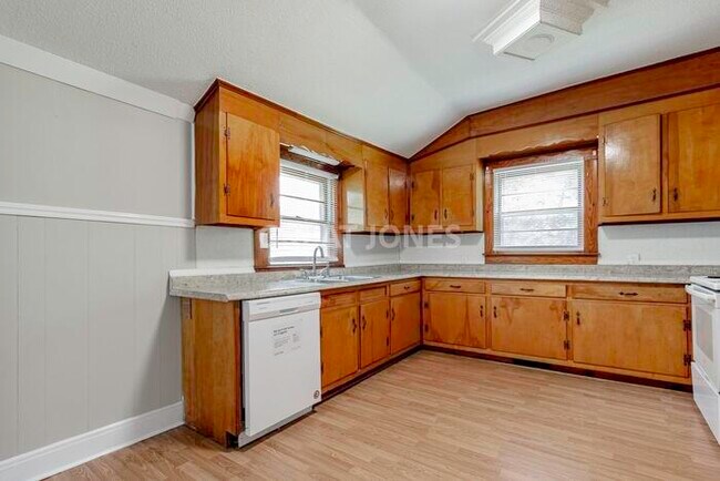 Building Photo - NOW OFFERING HALF OFF FIRST FULL MONTH IF ...