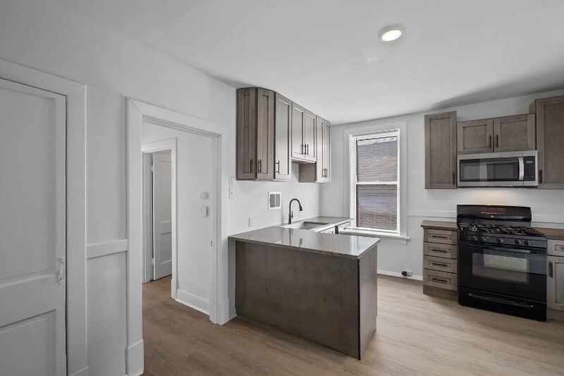 Building Photo - 1315 Hampton Ave