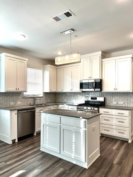 Building Photo - 691 Vista Oaks Rd