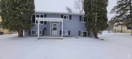 Building Photo - 4 Bedroom 2 Bath House