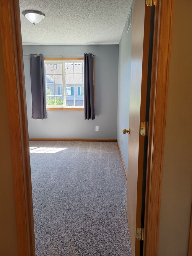 Building Photo - Spacious End Unit Townhouse