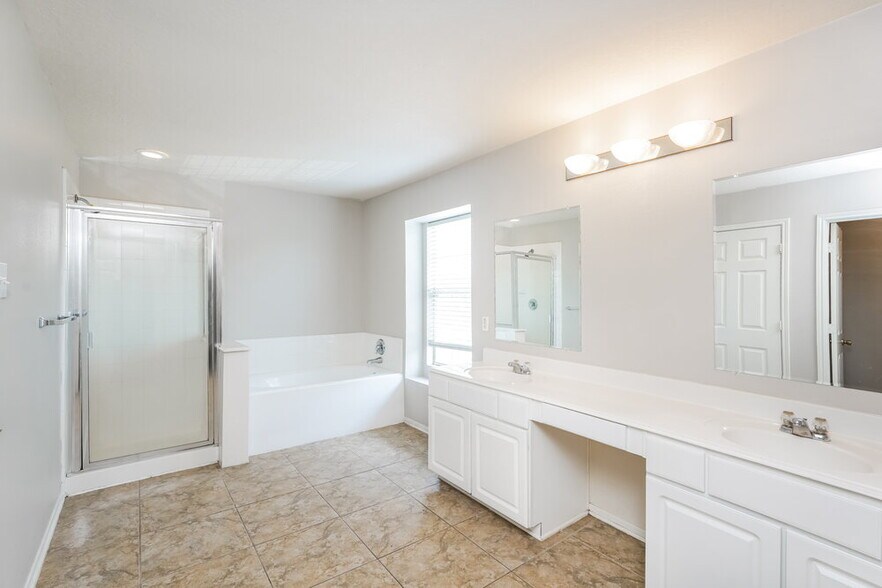 Building Photo - 18423 Knob Hill Lake Ln