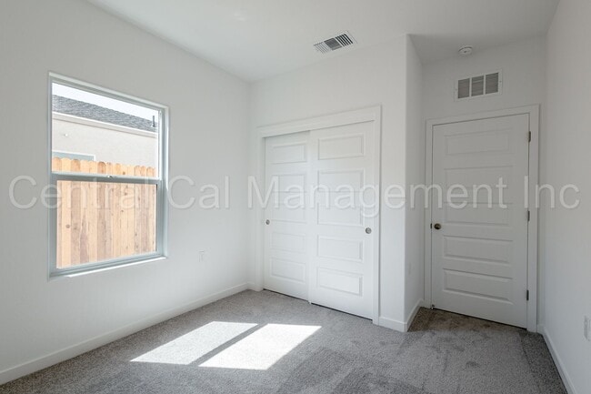 Building Photo - 4 Bedroom, 2 Bath Home with Solar in the S...