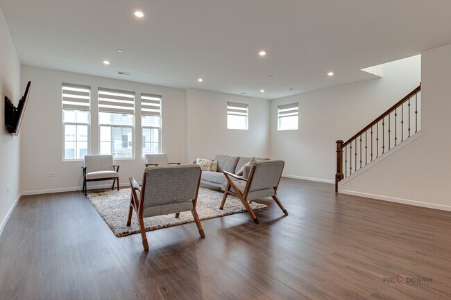 Building Photo - 121 Yorktown Ct