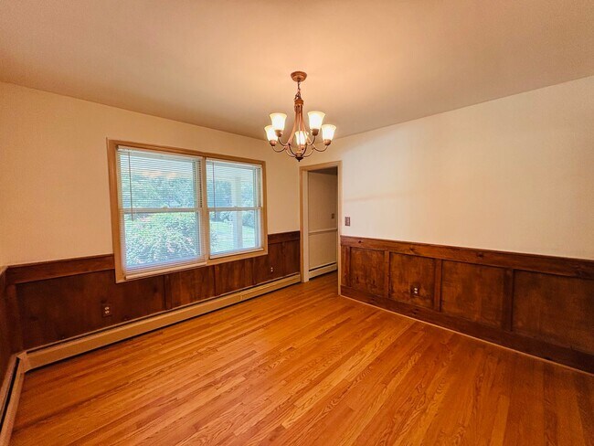 Building Photo - 616 Broce Dr
