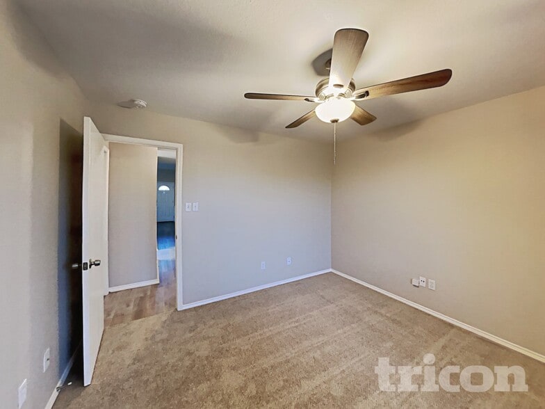 Building Photo - 3005 Scenic Glen Dr