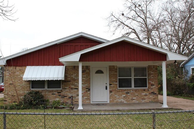 Building Photo - 2420 S San Antonio St
