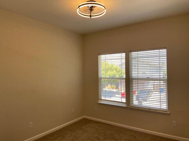 Building Photo - Spacious 4Bdrm, 2.5 bath off Sheldon & Hwy 99