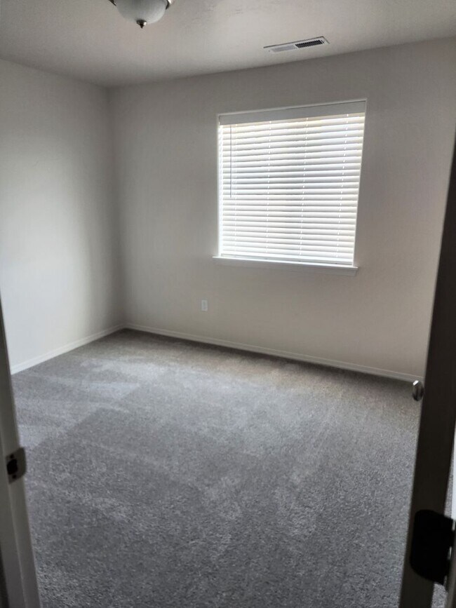 Building Photo - Beautiful brand new 3 bed 2 bath home in the Shadow Glenn Subdivision, just off Linden and Middle...