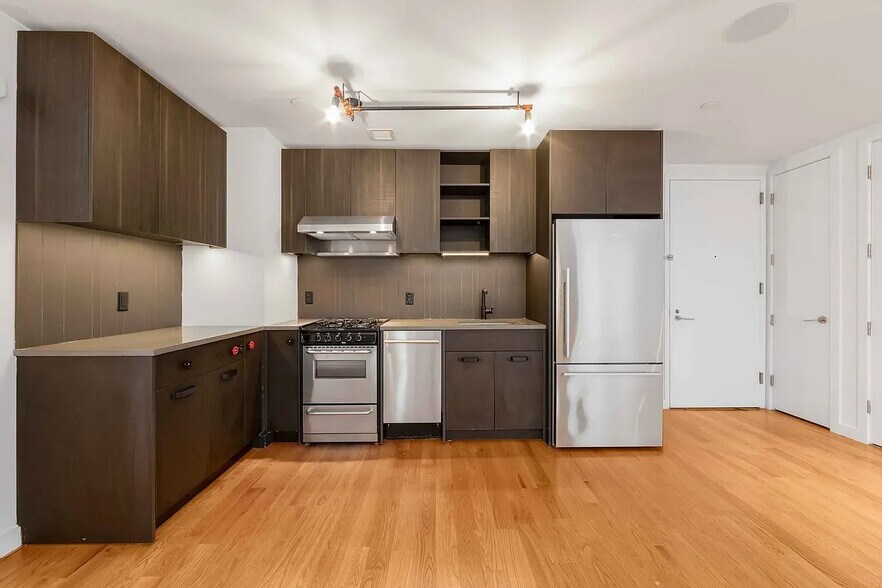 Building Photo - 123 Melrose St