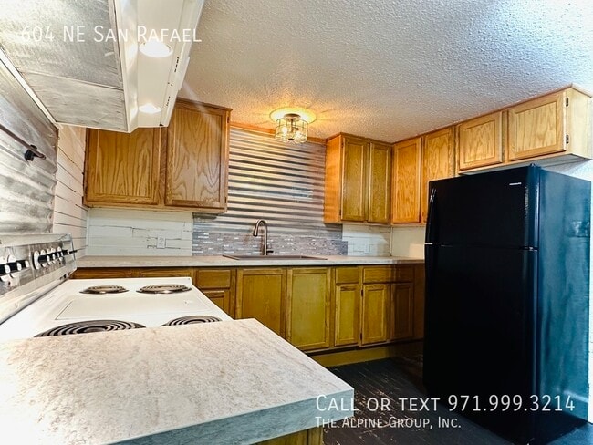 Building Photo - 604 NE San Rafael St