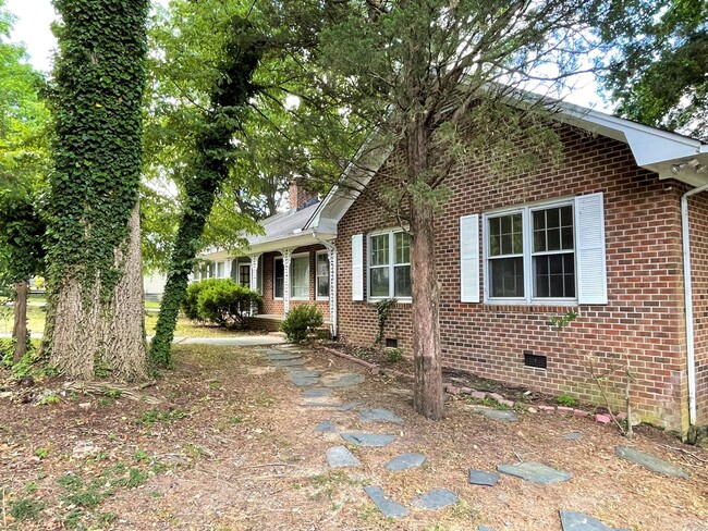 Building Photo - Sweet & Spacious 4br on the northside w/ p...