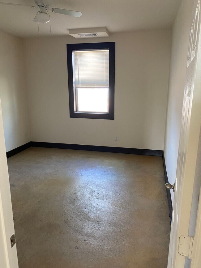 Building Photo - 1051 Deer Ln