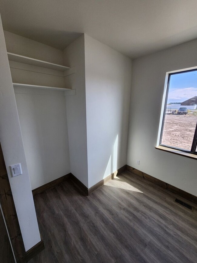 Building Photo - K215LI