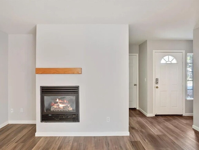 Building Photo - This is a lovely halfplex with 2 stories, 3 bedrooms, and 2.5 bathrooms in a quiet HOA neighborhood