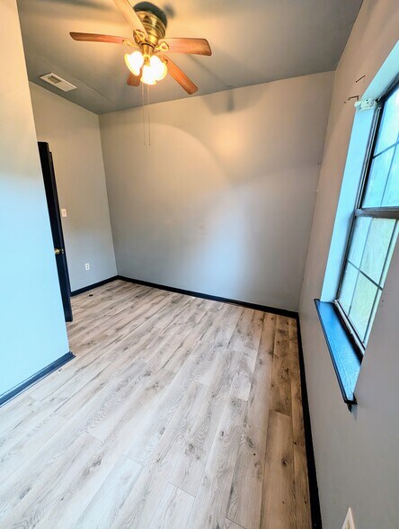 Building Photo - 1008 W 52nd St