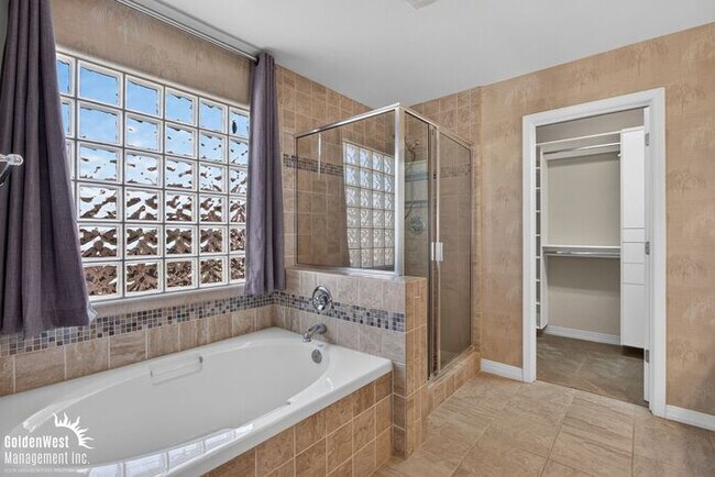 Building Photo - Beautiful 3Bdm 2.5Ba Home with Private Backyard in Power Ranch!