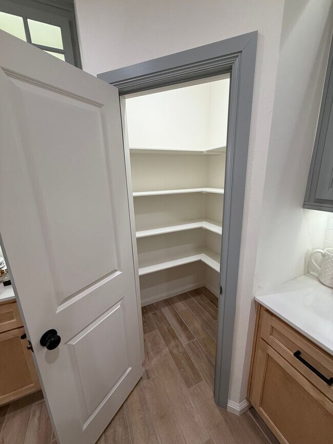 Building Photo - Fall special! flexible terms and easy move in!! 3 bed 2 bath 2 car in bungalow Heights, beautiful...