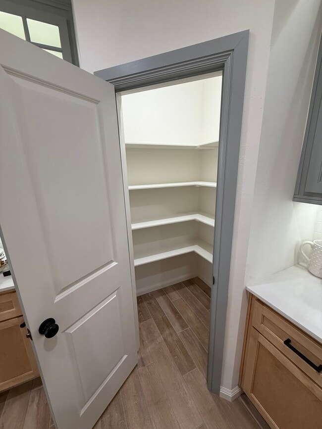 Building Photo - Flexible terms and easy move in!! 3 bed, 2 bath, 2 car garage in the gated Bungalow Heights commu...