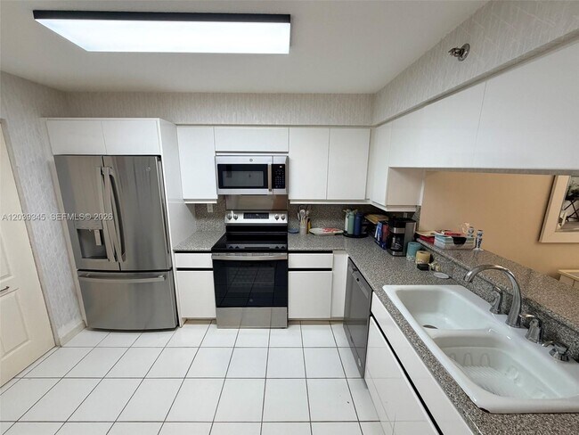 Building Photo - 5757 Collins Ave