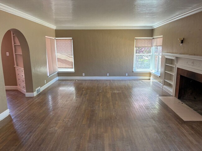 Building Photo - 2 bedroom, 1 bath cottage in the heart of ...