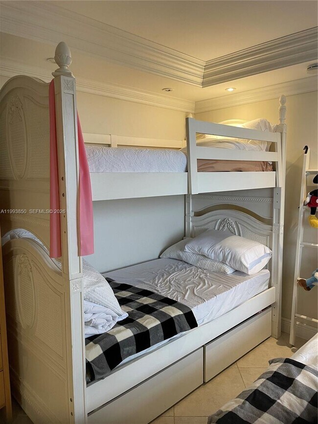 Building Photo - 2555 Collins Ave