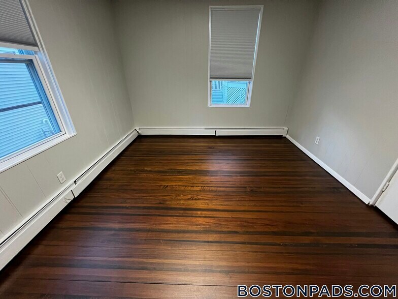 Building Photo - 158 Holland St