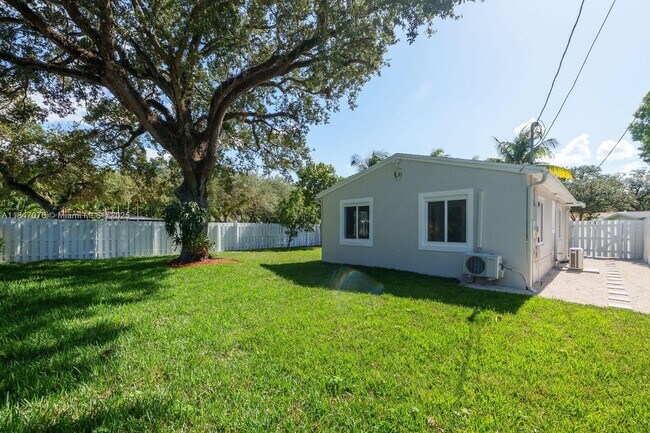 Building Photo - 1121 SW 18th Ct