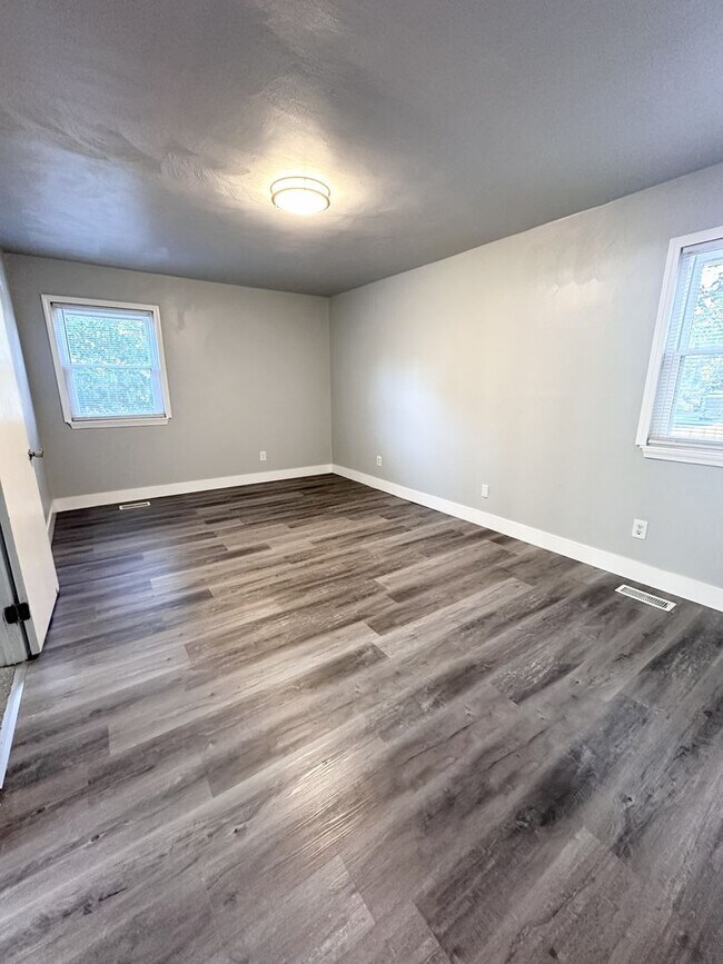 Building Photo - Beautifully Fully Updated 3-Bedroom End Unit Townhome