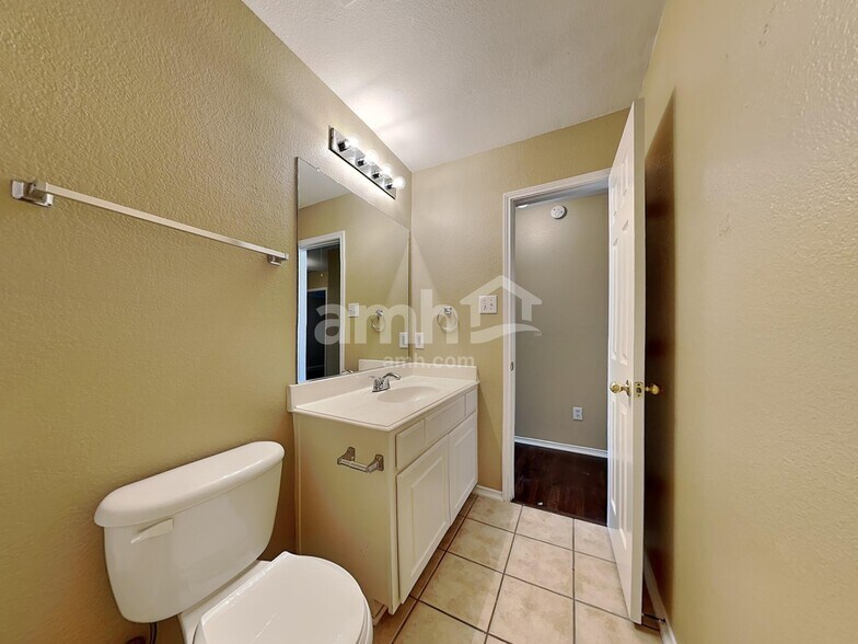 Building Photo - 9613 Glenshee Dr